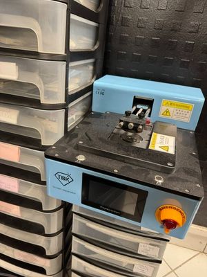 une pile de tiroirs en plastique et un micro-ondes dans une pièce