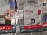 trois cartes SD SanDisk exposées dans un magasin