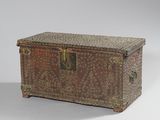 une vieille malle en bois munie d'un loquet métallique sur le dessus