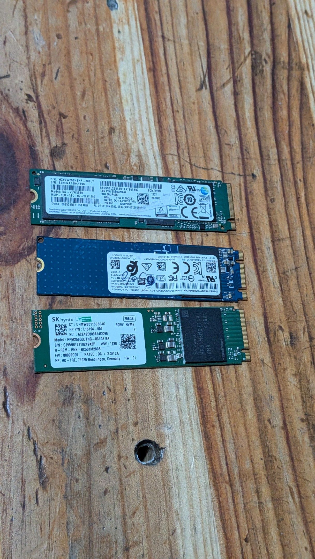 LOT DE 3 DISQUES DURS SSD MVE 256 GB - TVA RECUPERABLE