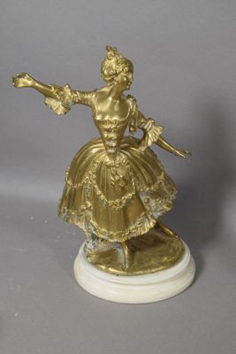 figurine en or représentant une femme vêtue d'un tutu et tenant un éventail
