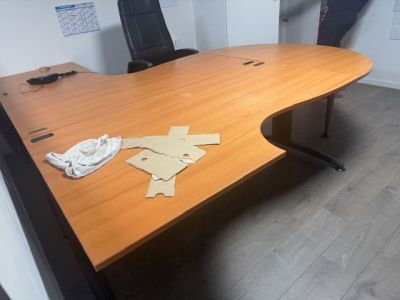 un bureau avec une chaise et une table sur laquelle est posé un morceau de papier découpé