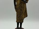 statue en bronze d'une femme tenant un bébé dans ses bras