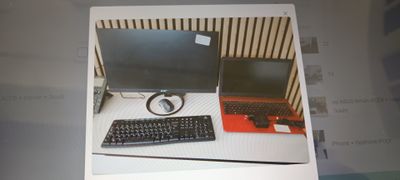 une photo d'un ordinateur et d'un clavier posés sur un bureau