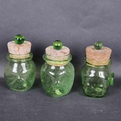BIOT. Suite de 3 pot en verre vert bullé, bouchons en liège …