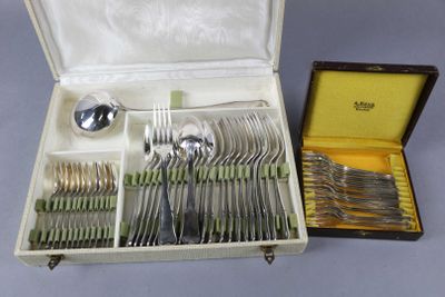 l'argenterie dans un coffret avec des cuillères et des cuillères à l'intérieur