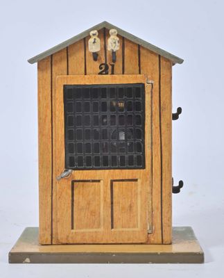 une petite cabane en bois avec une porte et deux oiseaux posés dessus