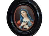 tableau représentant une femme aux cheveux bleus, dans un cadre noir sur fond blanc