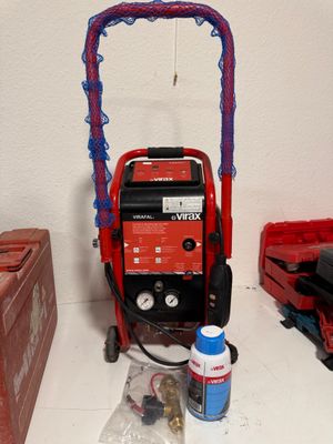 une photo d'un compresseur d'air portable posé sur une table