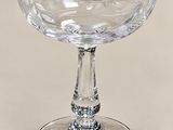 un saladier en verre posé sur une table
