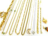 de nombreux types de colliers et de bracelets sur la table