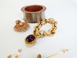 de nombreux bijoux posés sur une surface blanche