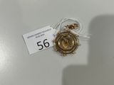 un gros plan sur une médaille d'or sur laquelle est apposée une étiquette de prix