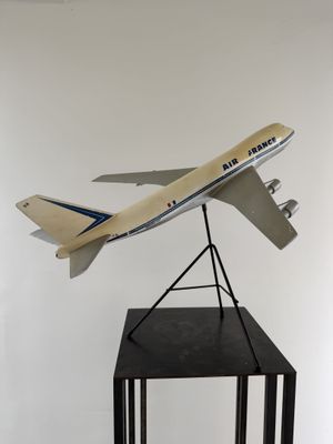 une maquette d'avion posée sur un socle