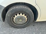 une voiture qui a un pneu crevé sur la route