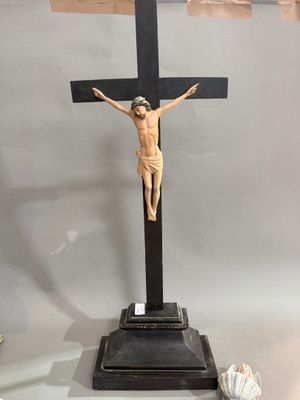 une statue de Jésus sur une croix posée sur une table