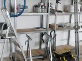 une échelle appuyée contre un mur dans un garage