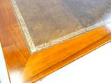 une table en bois avec un plateau en marbre et un piètement en bois