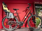 un vélo exposé dans une vitrine