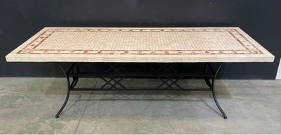 une image représentant une table avec un plateau en carrelage