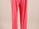 un pantalon rose sur un mannequin, avec une chemise blanche