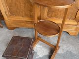 une petite table en bois avec un petit tabouret à côté