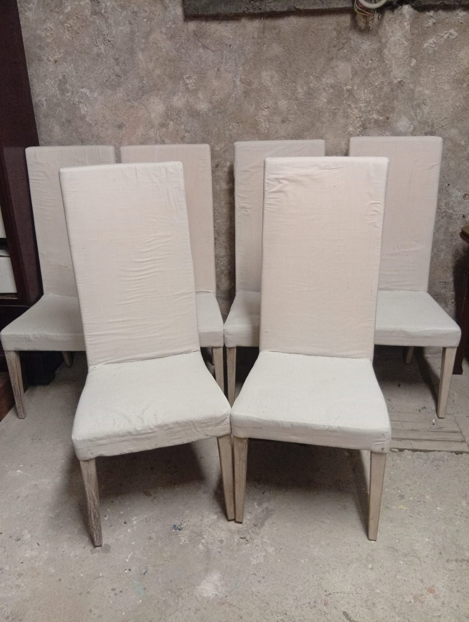 Ensemble de six chaises en bois cérusé blanc.