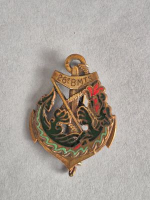 une image représentant un insigne orné d'un bateau et d'un drapeau