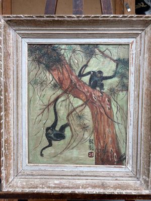 une peinture à l'huile représentant un singe suspendu à un arbre, avec un autre singe en arrière-plan