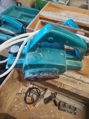 une photo d'une ponceuse à cordon bleue posée sur une caisse en bois