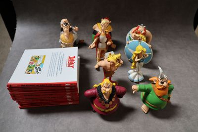 de nombreuses figurines de différents types et tailles sur la table