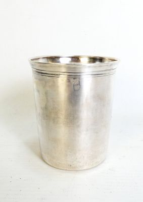 une coupe en argent posée sur une table