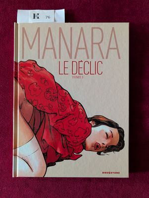 Sur la couverture du livre « Manara le Decic », celui-ci est allongé sur un tissu rouge.