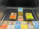 une boîte contenant de nombreux types de cartes Pokémon différents