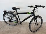 un vélo noir garé contre un mur dans un garage