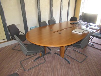 une photo d'une table de réunion entourée de chaises