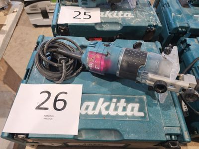 deux outils électriques posés sur une table, avec une étiquette de prix dessus