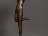 statue en bronze représentant un torse féminin nu, posée sur un socle en marbre