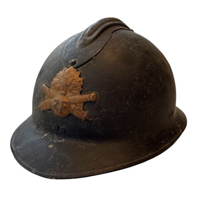 un casque orné d'une feuille sur fond blanc