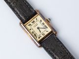 gros plan d'une montre-bracelet avec un bracelet noir