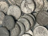une pile de pièces d'argent posée sur une table