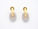 une paire de boucles d'oreilles en or et diamants