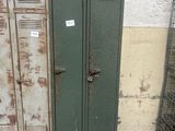 deux casiers verts placés l'un à côté de l'autre dans une pièce