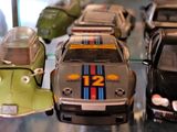 de nombreuses voitures-jouets exposées dans une vitrine
