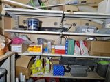 une pièce encombrée, avec plein d'objets sur les étagères