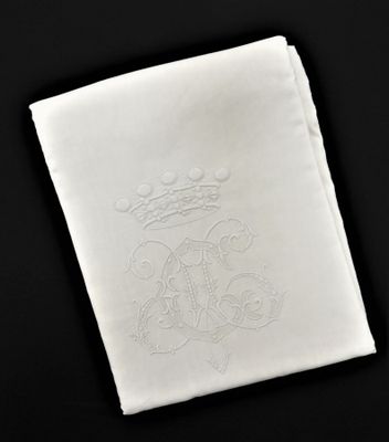 mouchoir blanc orné d'une couronne sur fond noir