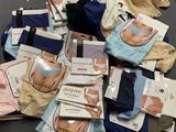 une pile de sous-vêtements posée sur une table