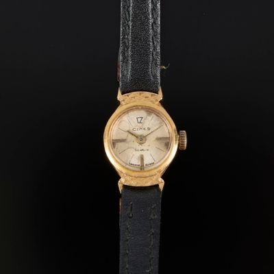 une montre-bracelet plaquée or avec un bracelet en cuir noir