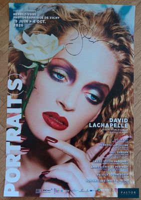 la couverture d'un magazine sur laquelle figure la photo d'une femme avec une fleur dans les cheveux