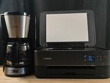 une cafetière et une cafetière posées sur une table